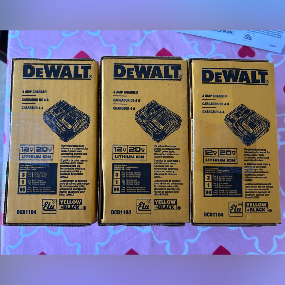 DeWALT 20V MAX Lithium-Ion 3.0Ah Battery with 12V to 20V MAX Charger - Picture 4 of 7
